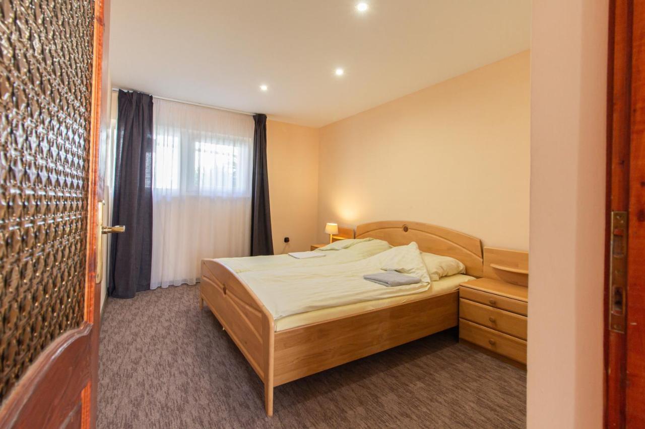 Deli Terasz B Apartman Free Parking, Self-Check-In Anytime Gyor Exterior photo